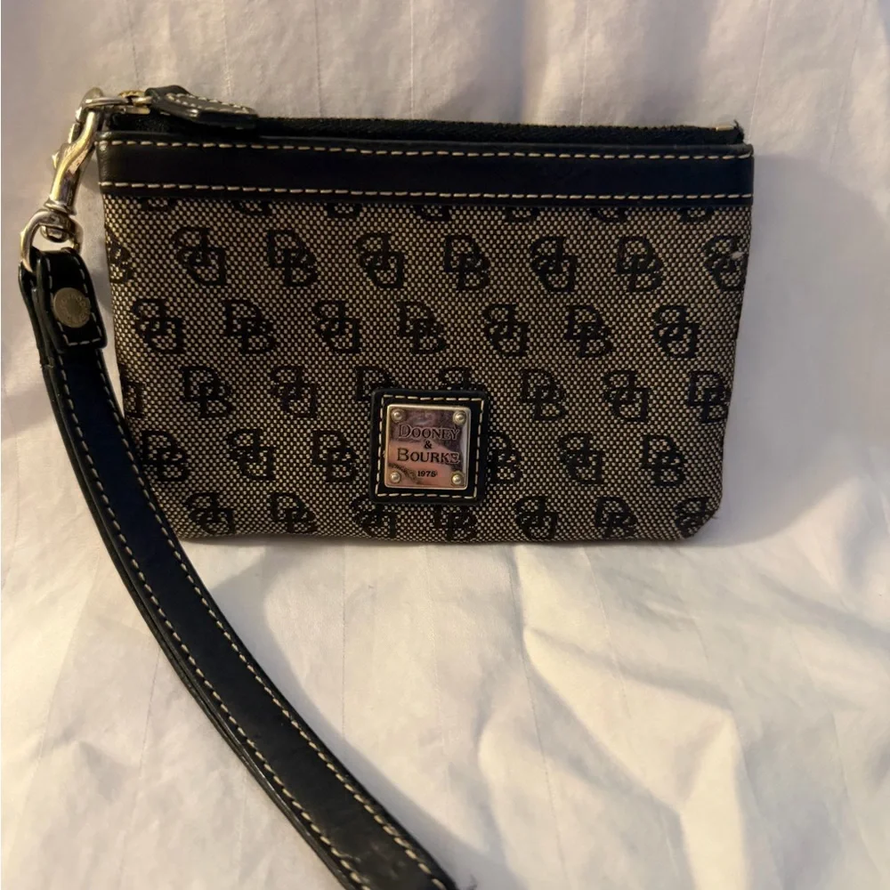 Dooney & Bourke chic pre